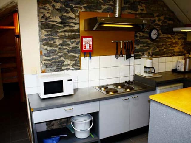 Gîte in Buret open keuken met elektrische kookplaat met 4 pitten magnetron • vaatwasser • koelkast met vriesvak.
