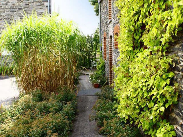 Gîte in Buret individueel groot terras • tuinmeubelen