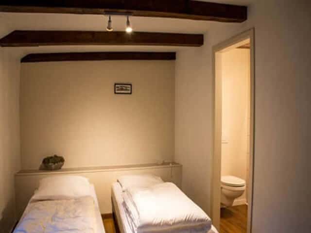 Gîte in Chiny slaapkamer met 2-1 persoons bedden en wc
