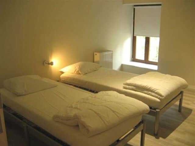 Gîte in Chiny slaapkamer met 2-1 persoons bedden