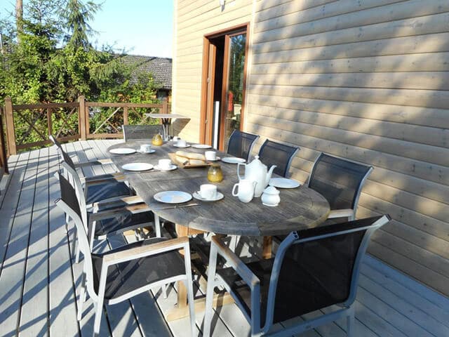 Chalet in Barvaux terras met gedekte tafel en stoelen op terras