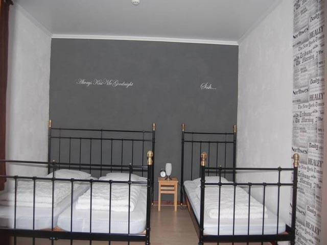 Gîte in Forrières 3-persoons slaapkamer met 2-persoonsbed en 1-persoonsbed aparte wc badruimte met 3 douches met 2 luxe regendouches en eigen aankleedruimte en twee wastafels