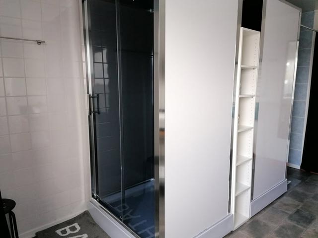 Gîte in Forrières badruimte met 3 douches met 2 luxe regendouches en eigen aankleedruimte en twee wastafels aparte wc