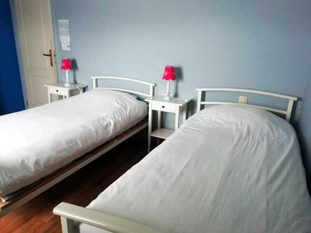 Gîte in Paliseul slaapkamer met 2×1 eenpersoonsbed