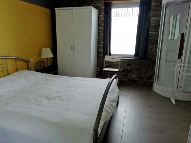 Gîte in Paliseul slaapkamer met 2×1 eenpersoonsbed en badkamer: wastafel