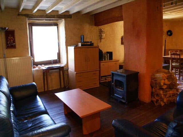 Gîte in Rendeux woonkamer met houtkachel TV • DvD • radio • CD speler eetplaats voor 15 personen verzorgingstafel (uitklapbaar)