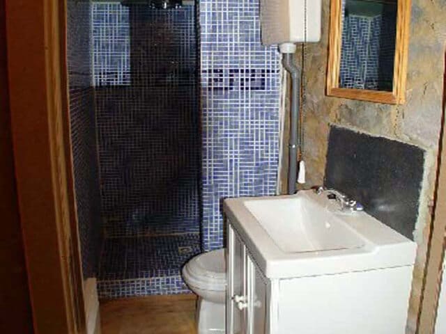 Gîte in Rendeux badkamer met douche • lavabo • wc
