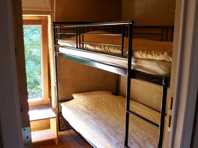 Gîte in Rendeux slaapkamer met stapelbed • inbouw kast