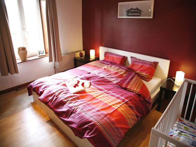 Groepshuis in Felenne slaapkamer: 2-persoons bed stapelbed (2 personen) en babybedje badkamer: bad/douche • wastafel • wc