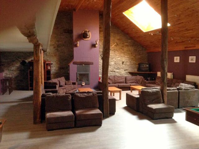 Groepshuis in Wigny vestiaire met bergruimte salons • grote open haard hout ter plaatse te verkrijgen