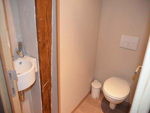Groepshuis in Wigny op iedere verdieping 6 inloop douches met wastafels 5 wc’s
