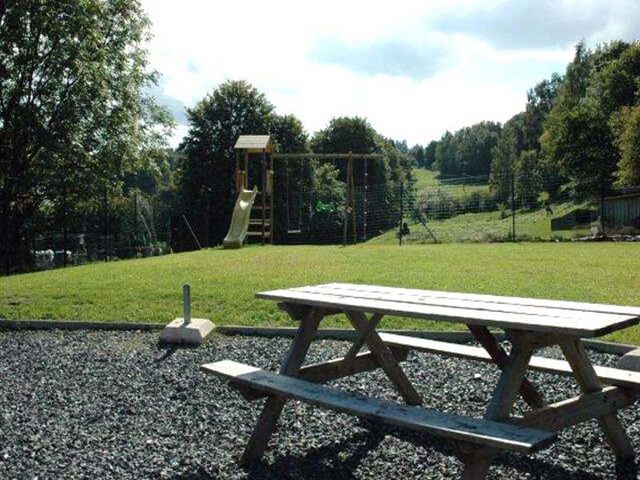 Groepshuis in Wigny privé terras met vaste dubbele barbecue speeltuig voor de kinderen grote tuin met tuinmeubels ruime parkeerplaatsen kinderboerderij met kippen en ganzen geitjes • herten • ezel