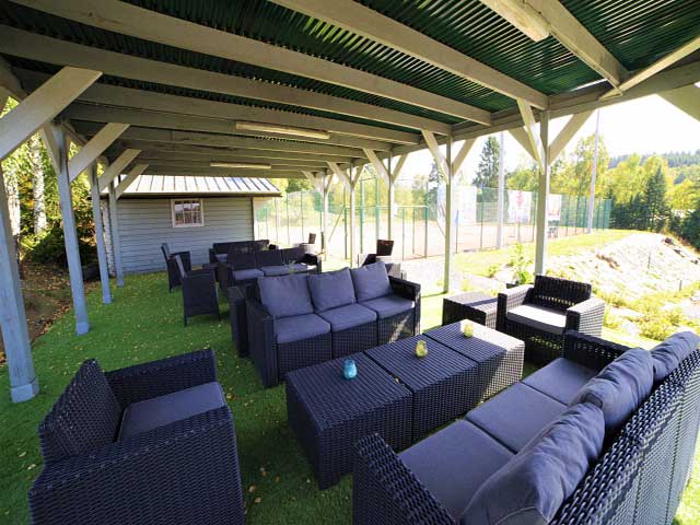 Hoeve in Mellier grote binnenplaats met tafels en stoelen tuin met tuinmeubelen • ligzetels