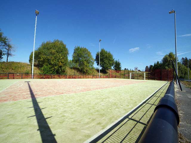 Hoeve in Mellier twee tennisbanen (kunstgras april tot eind oktober)