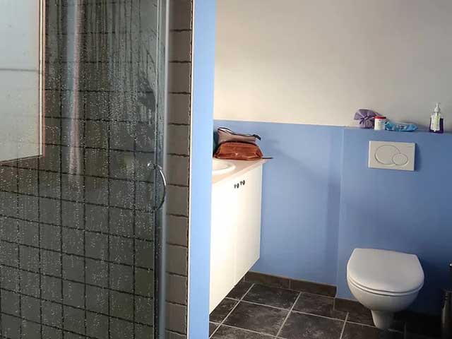 Villa in Érezée badkamer met douche • wastafel