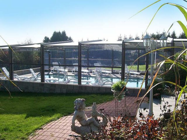 Villa in Septon zwembad (met overkapping) 4×11 meter (verwarmd) 3 douches • sauna ruime doorgang met trapjes naar gelijkvloers