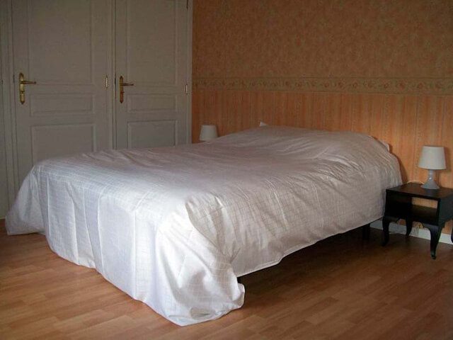 Villa in Septon slaapkamer met 2-persoonsbed • wastafel • badkamer met bad • douche