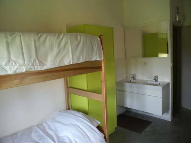 Villa in Vielsalm slaapkamer met ieder 3 stapelbedden dubbele wastafel 2 badkamers met 2 aparte douches dubbele wastafel