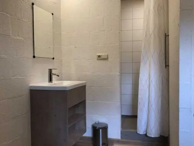 Gîte in Devantave slaapkamer met lavabo en douche