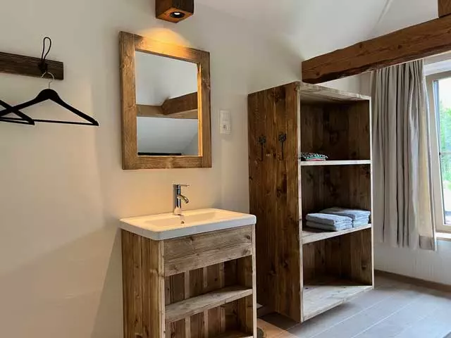 Gîte in Devantave slaapkamer detail met lavabo en douche