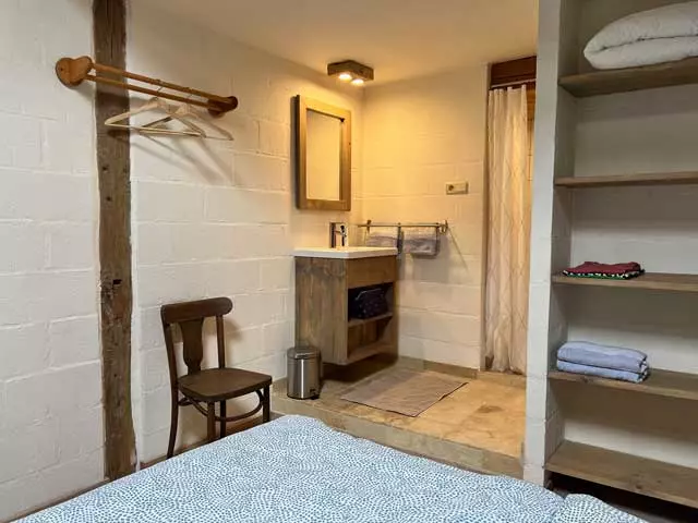 Gîte in Devantave slaapkamer variatie met lavabo en douche