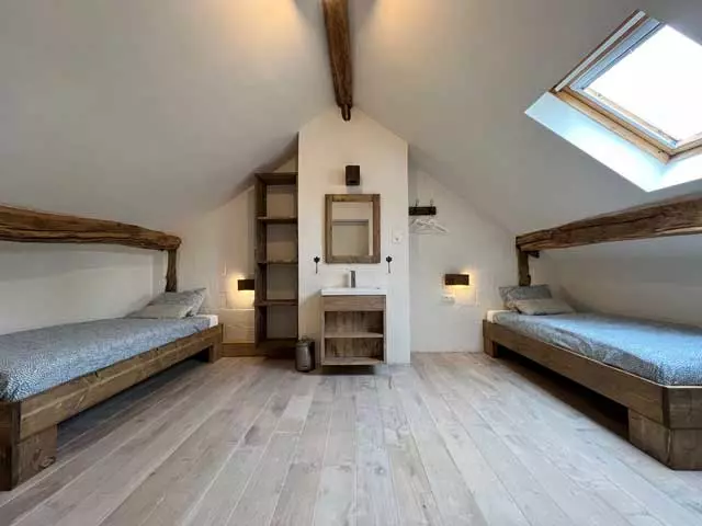 Gîte in Devantave slaapkamer met 4 enkele bedden en lavabo