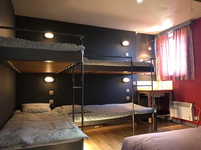 Gîte in Devantave slaapkamer met dubbel bed, 2 stapelbedden en lavabo