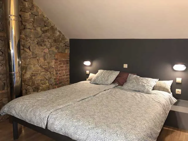 Gîte in Devantave slaapkamer met elk een dubbel bed en lavabo